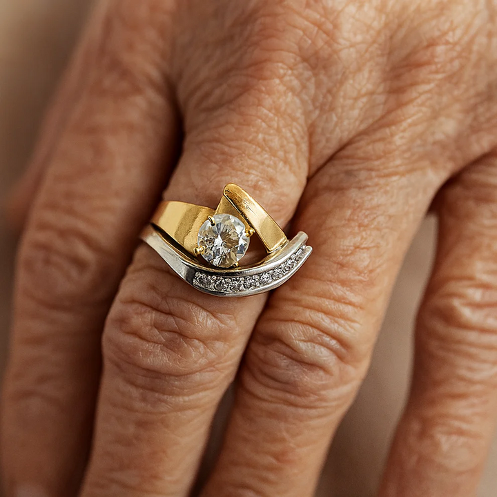 Anillo Vintage Irregular en Oro y Plata con Zirconia