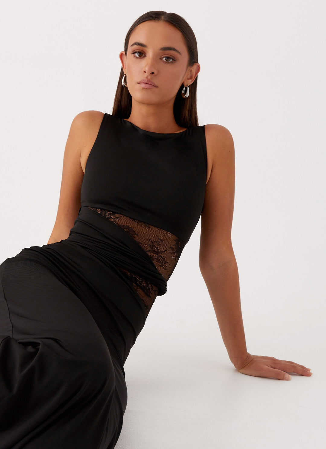 Luna | Vestido largo elegante con aberturas y cordones