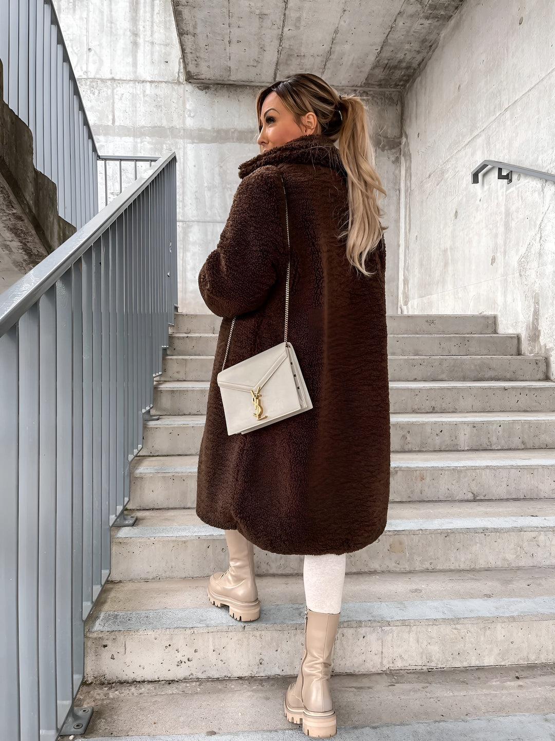 Abrigo de Piel de Daniella con Solapa de Lujo para Damas