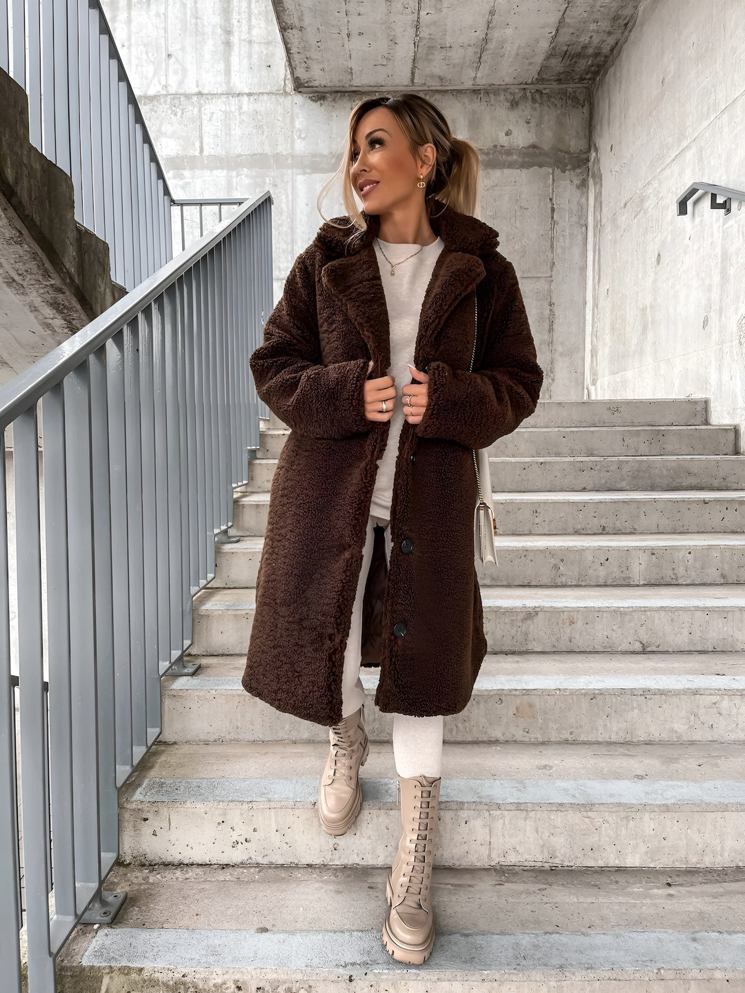 Abrigo de Piel de Daniella con Solapa de Lujo para Damas