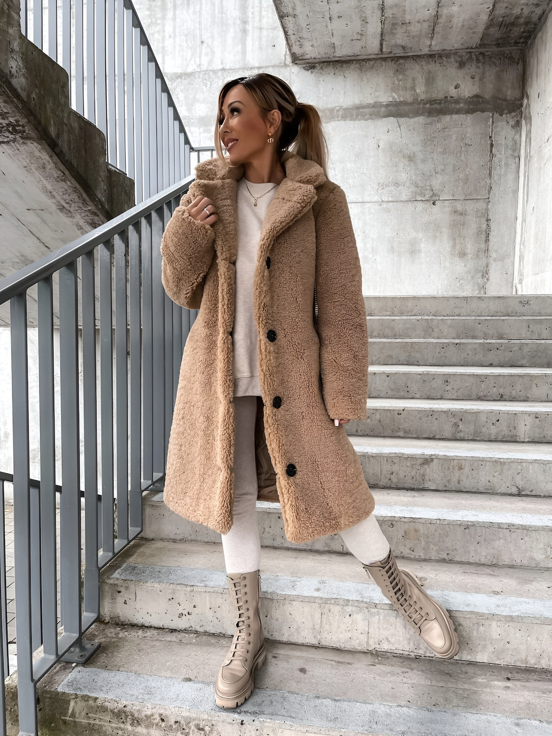 Abrigo de Piel de Daniella con Solapa de Lujo para Damas