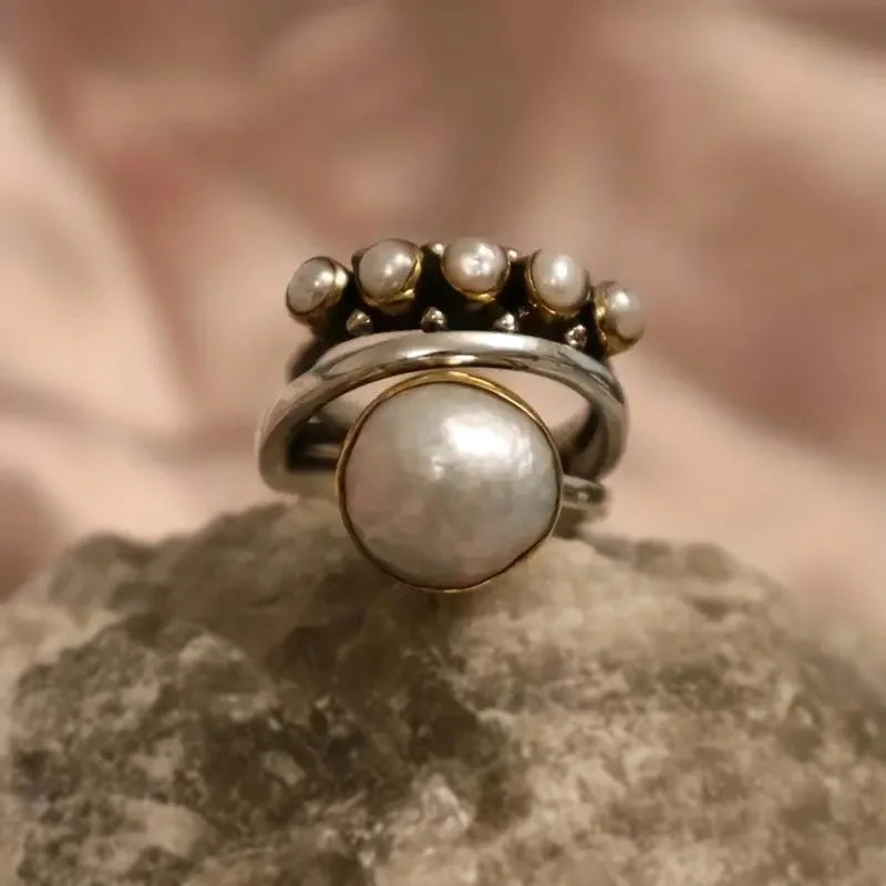 Anillo Retro con Corona en Plata y Perlas