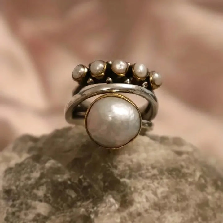 Anillo Retro con Corona en Plata y Perlas