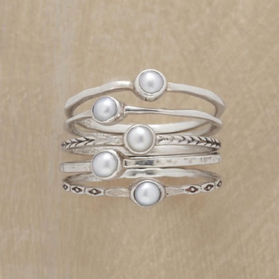 Anillo retro de plata con incrustaciones de margaritas
