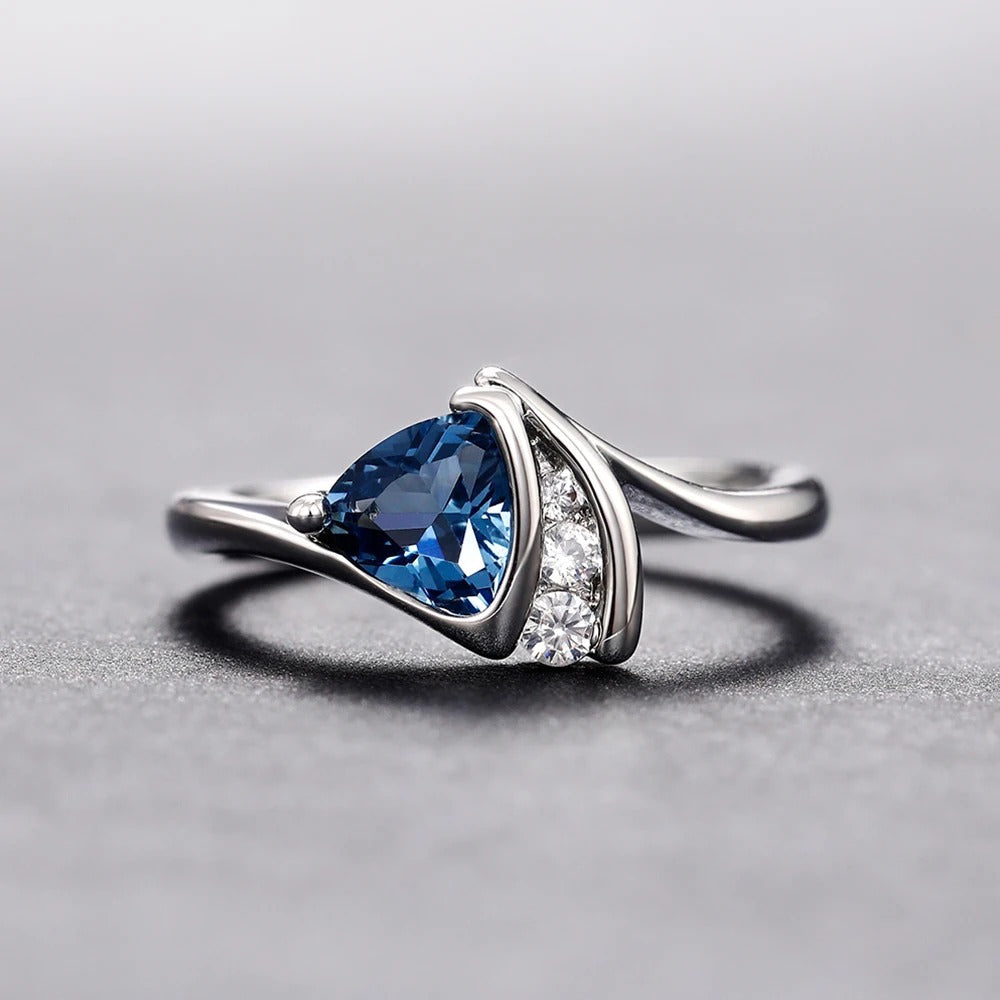Anillo retro de plata con piedra azul triangular