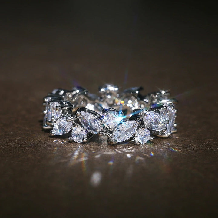 Anillo retro con diamantes redondos y marquesa