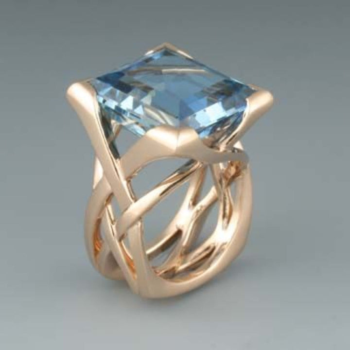 Anillo retro en oro rosa con zirconio azul