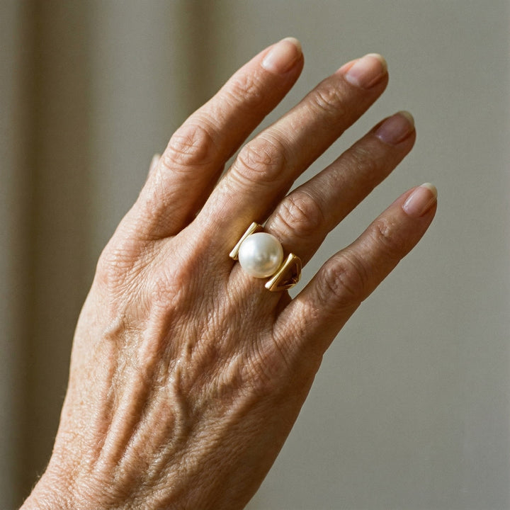 Anillo retro dorado con incrustaciones de perlas