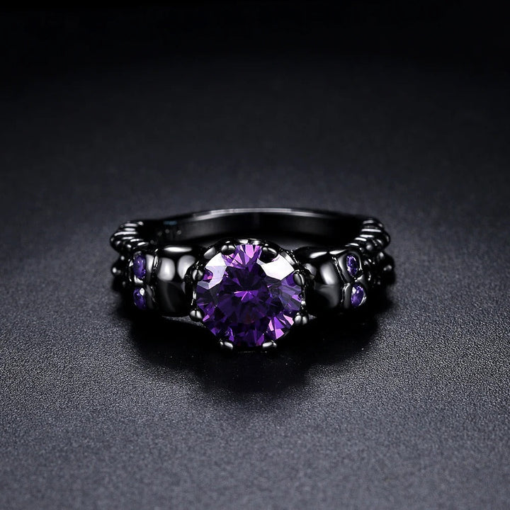 Anillo redondo retro negro con preciosa piedra púrpura y diseño intrincado