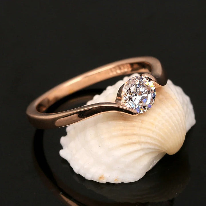 Anillo retro de oro rosa con piedra central y diamantes redondos