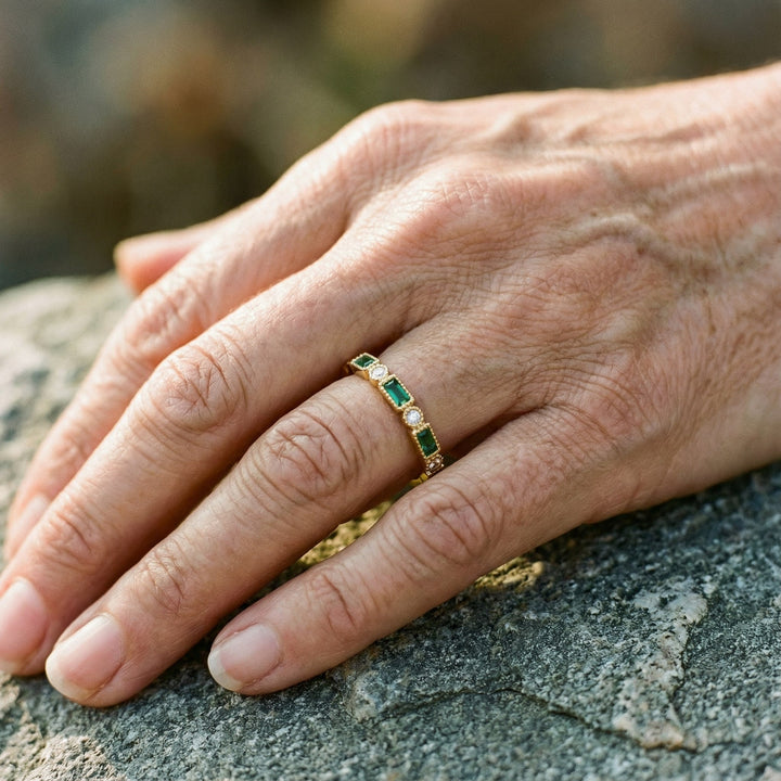 Anillo retro de oro rosa con zirconia verde