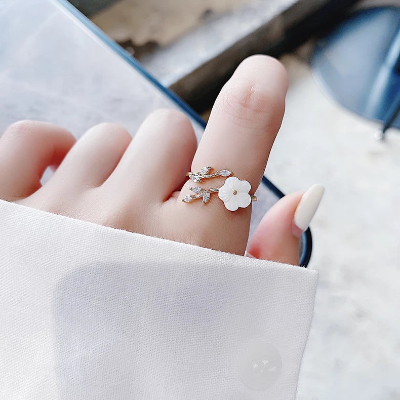 Anillo Ajustable con Flor Silvestre y Zirconia en Oro