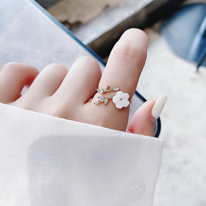 Anillo Ajustable con Flor Silvestre y Zirconia en Oro