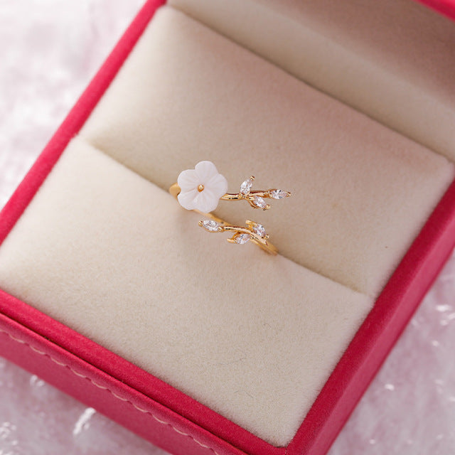 Anillo Ajustable con Flor Silvestre y Zirconia en Oro