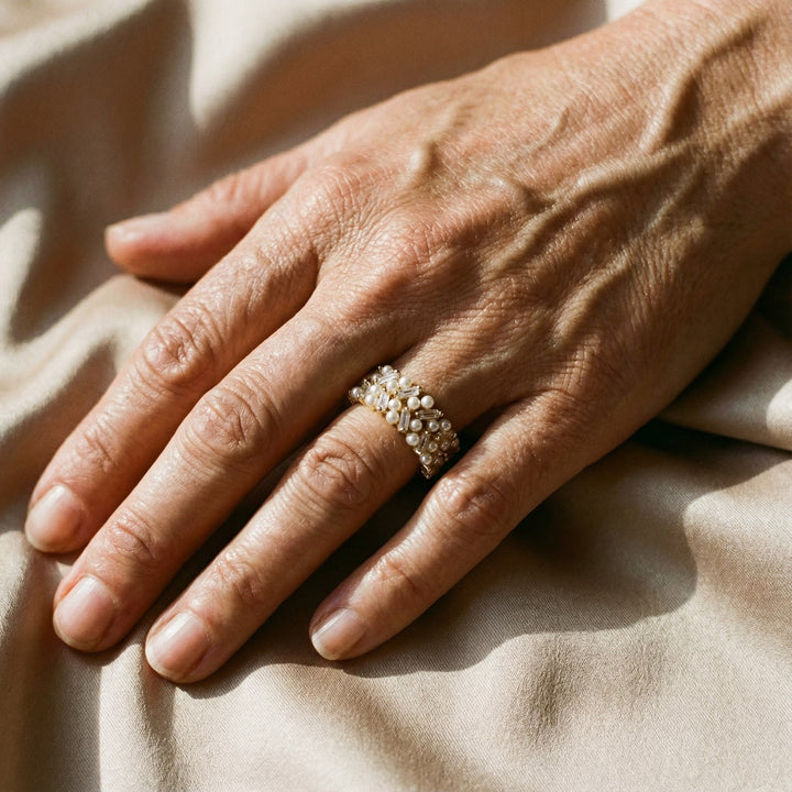 Anillo retro ajustable con perlas y cristales dorados
