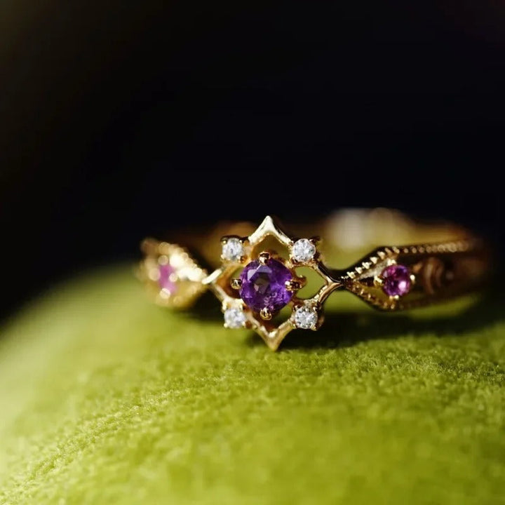 Anillo geométrico retro ajustable en oro con cristales morados de amatista