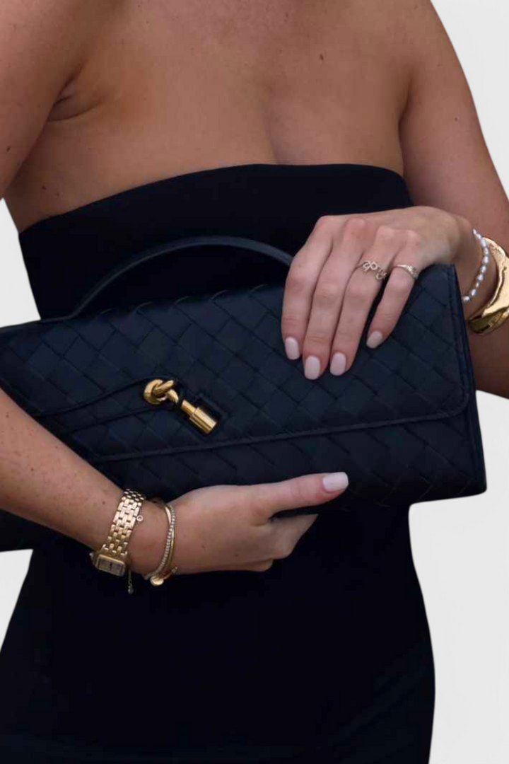 Clutch Melanie con Detalle de Nudo Dorado