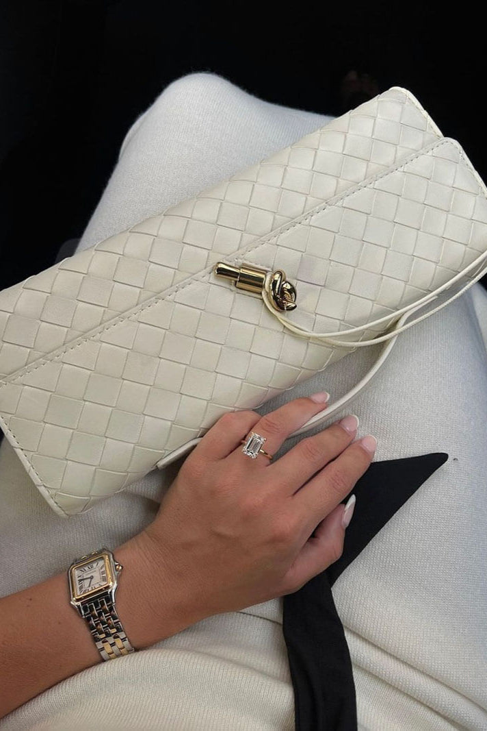 Clutch Melanie con Detalle de Nudo Dorado