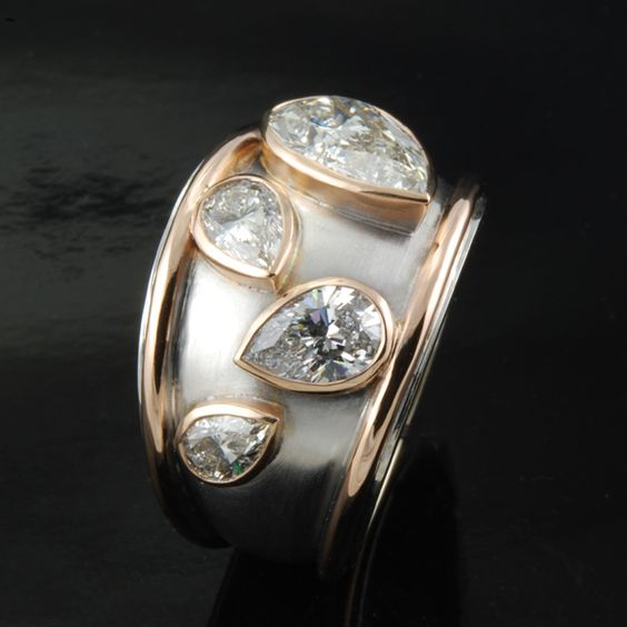 anillo vintage chapado en oro con incrustaciones de circonio