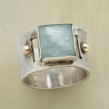 Anillo vintage con piedra de luna verde en forma cuadrada
