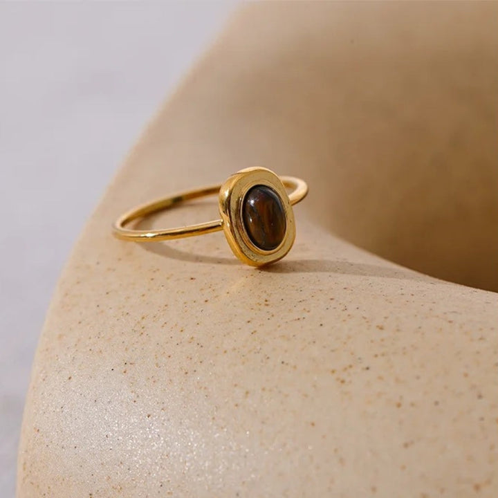 Anillo vintage en oro con piedra preciosa marrón
